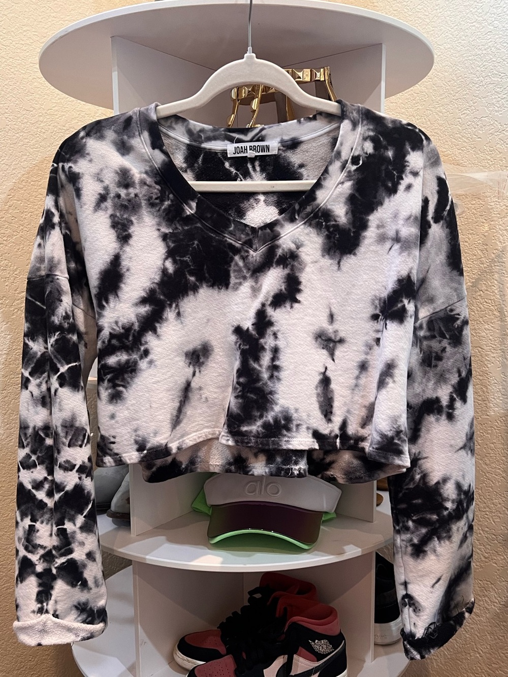 Joah Brown Rare Black & White Tie-Dye Cookies & Cream Cropped V Neck Sweater OS